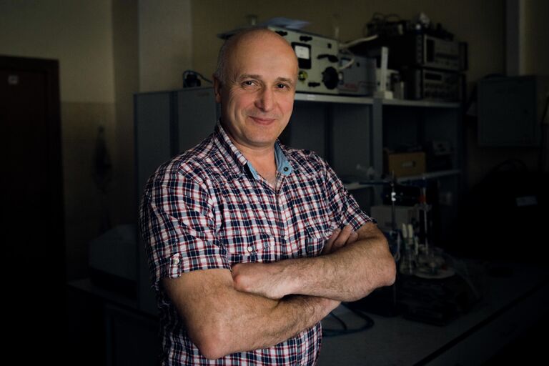 Доцент кафедры физической химии НИТУ МИСиС Георгий Фролов