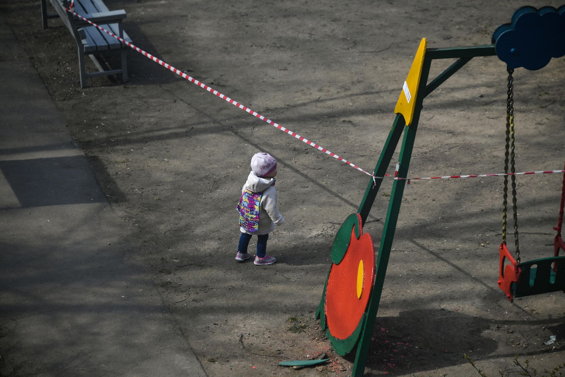 Ребенок на детской площадке во дворе на одной из улиц в Москве - РИА Новости, 1920, 30.04.2021