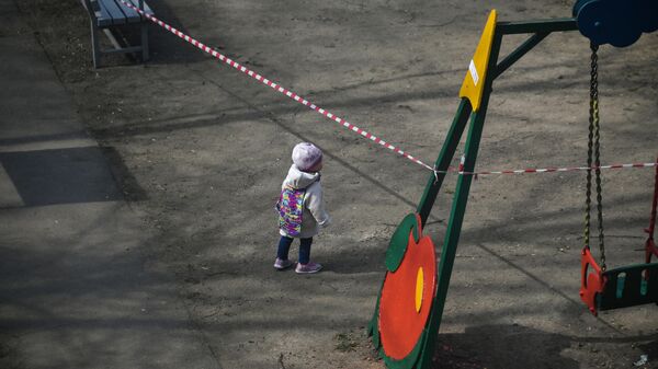 Ребенок на детской площадке во дворе на одной из улиц в Москве