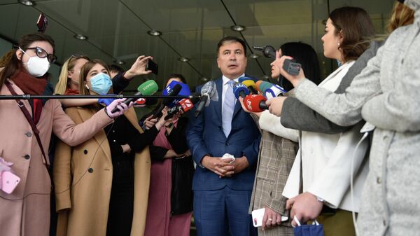 Михаил Саакашвили отвечает на вопросы журналистов перед началом встречи с депутатами фракции Слуга народа в Киеве. 24 апреля 2020