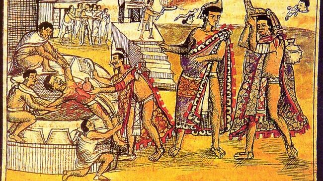 Жрецы вырывают сердце во время жертвоприношения