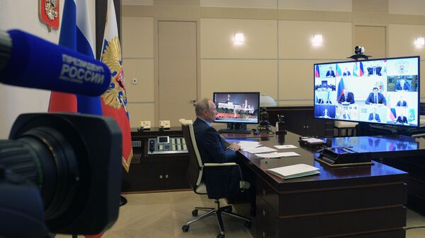 Владимир Путин проводит в режиме видеоконференции совещание по вопросам развития автомобильной промышленности