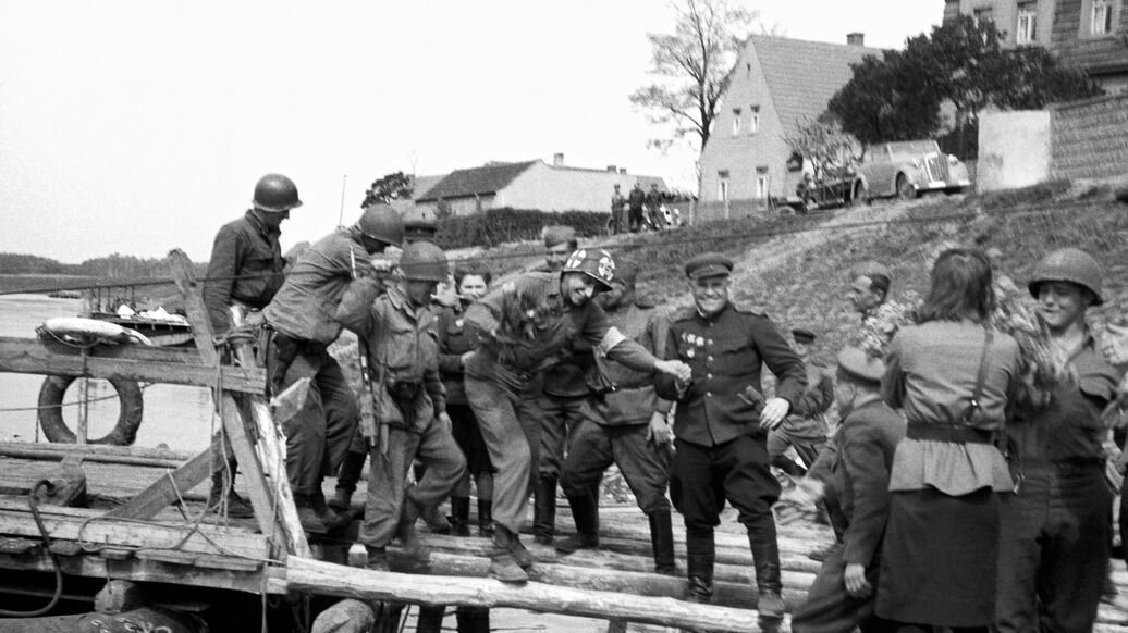 © РИА Новости / Георгий ХомзорПерейти в медиабанк<br>Встреча советских и американских войск на Эльбе в районе Торгау. Архивное фото