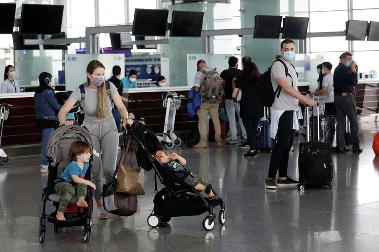 Туристы из Бразилии в аэропорту Ной Бай в Ханое, Вьетнам Туристы из Бразилии в аэропорту Ной Бай в Ханое, Вьетнам