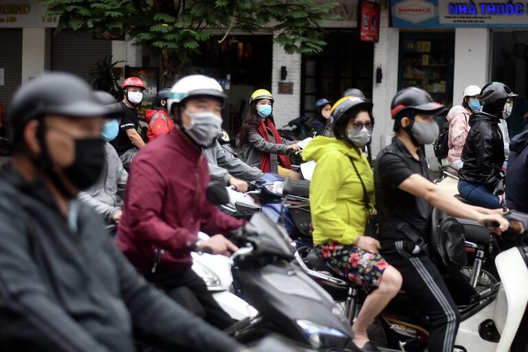 Люди на мопедах в Ханое, Вьетнам Люди на мопедах в Ханое, Вьетнам