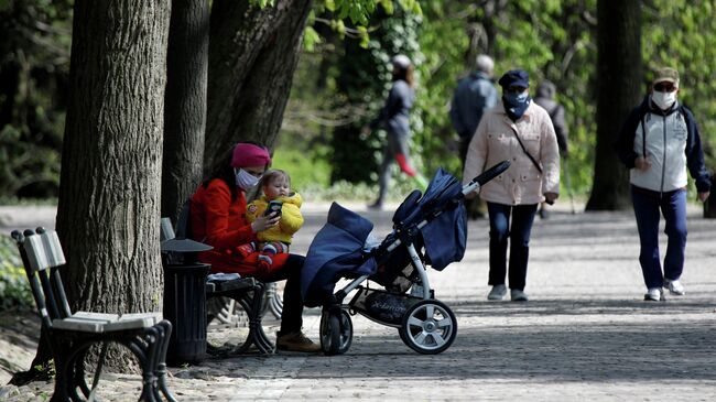 Посетители парка Лазенки в Варшаве, Польша 