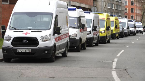 Очередь автомобилей скорой помощи у приемного покоя Покровской больницы в Санкт-Петербурге