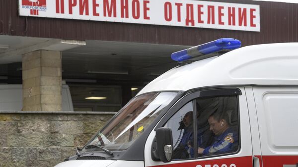 Автомобиль скорой помощи у приемного покоя Покровской больницы в Санкт-Петербурге