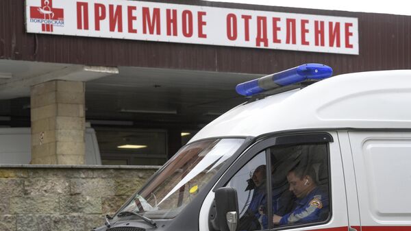Автомобиль скорой помощи у приемного покоя Покровской больницы в Санкт-Петербурге