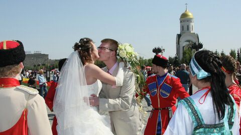 Молодожены во время гуляний накануне церковного праздника Красная горка на Поклонной горе