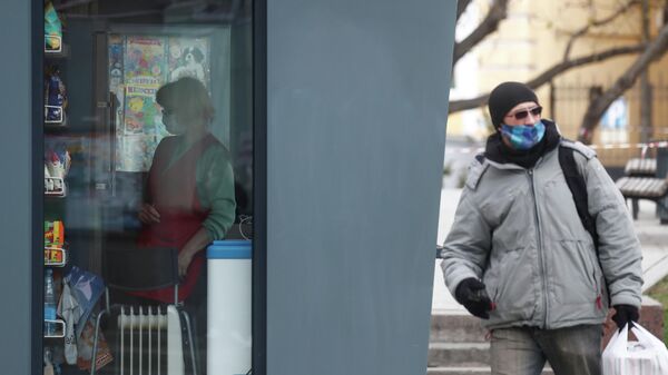 Мужчина рядом с торговым киоском на улице Москвы