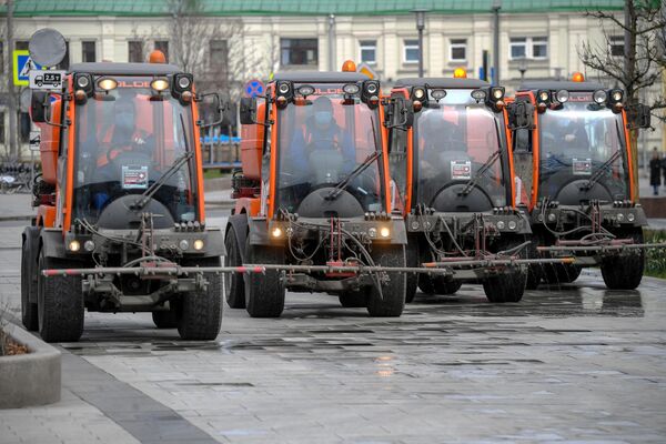 Автомобили коммунальных служб дезинфицируют дороги и тротуары в центре Москвы