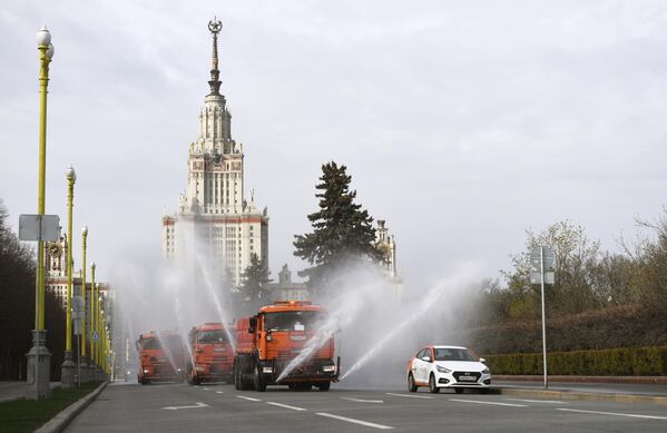 Автомобили коммунальных служб дезинфицируют дороги и тротуары в центре Москвы