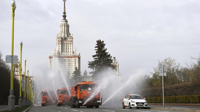 Автомобили коммунальных служб дезинфицируют дороги и тротуары в центре Москвы