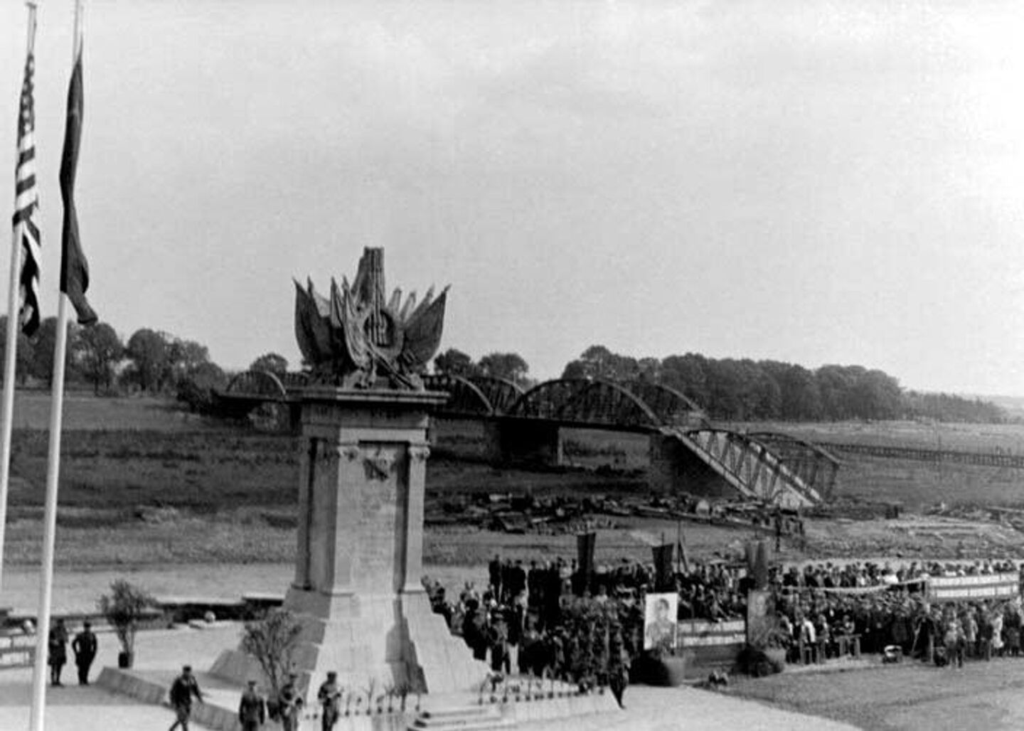 25 апреля 1945 года. Недалеко от города Торгау на реке Эльба войска Красной армии 1-го Украинского фронта встретились с войсками 1-й армии США. 25 апреля 1945 года. Недалеко от города Торгау на реке Эльба войска Красной армии 1-го Украинского фронта встретились с войсками 1-й армии США.