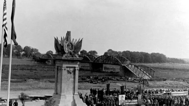 25 апреля 1945 года. Недалеко от города Торгау на реке Эльба войска Красной армии 1-го Украинского фронта встретились с войсками 1-й армии США.