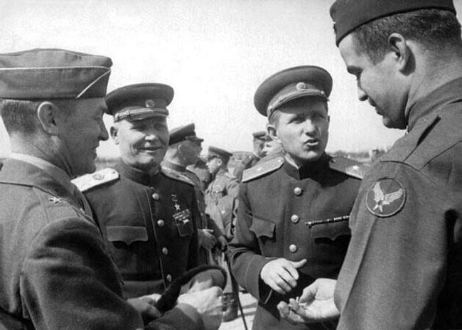 Конев (второй слева) общается с американскими военными летчиками. В ставке американской группировки. Конев (второй слева) общается с американскими военными летчиками. В ставке американской группировки.