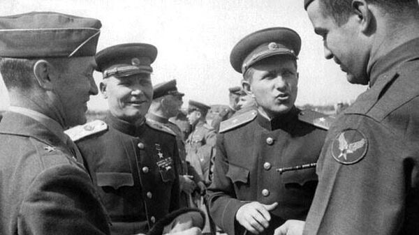 Конев (второй слева) общается с американскими военными летчиками. В ставке американской группировки.