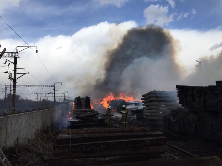 Пожар на складе со шпалами в Оренбурге