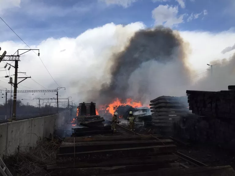 Пожар на складе со шпалами в Оренбурге Пожар на складе со шпалами в Оренбурге