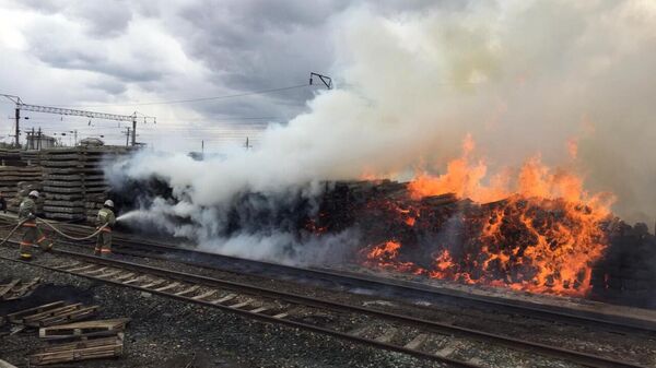 Пожар на складе со шпалами в Оренбурге