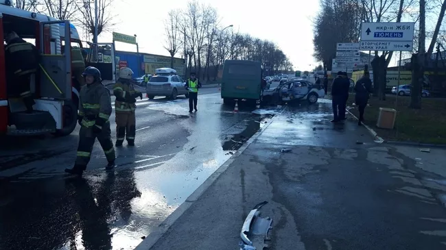 На месте ДТП с автобусом в Екатеринбурге. 25 апреля 2020