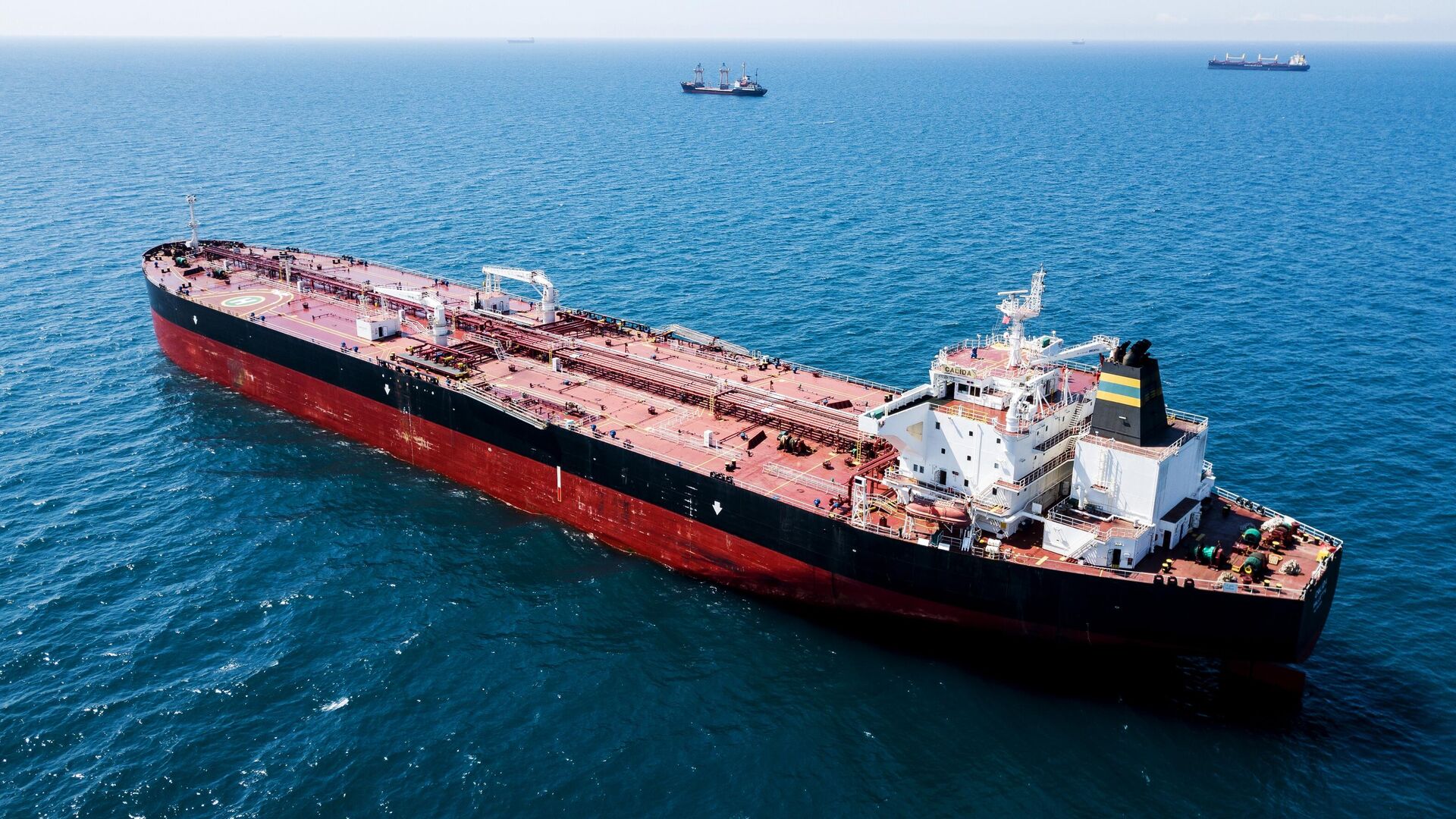 В порту Темрюк разлилась нефть с танкера "Леди Лейла" 
