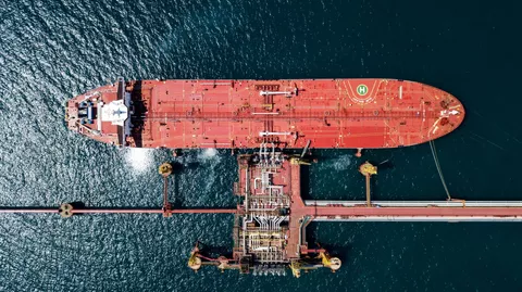 Танкер у нефтеналивного терминала перевалочного комплекса Шесхарис в Краснодарском крае
