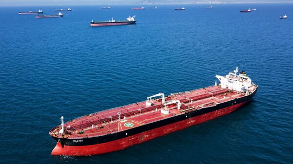 Нефтяной танкер на рейде в Цемесской бухте