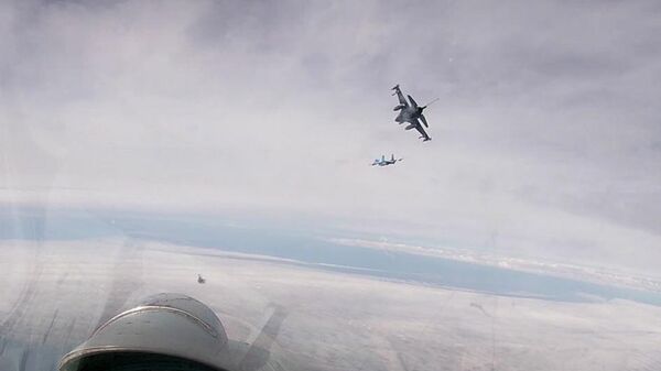 Российские истребители Су-27 сопровождают F-16 ВВС Бельгии в небе над Балтийским морем. Стоп-кадр видео