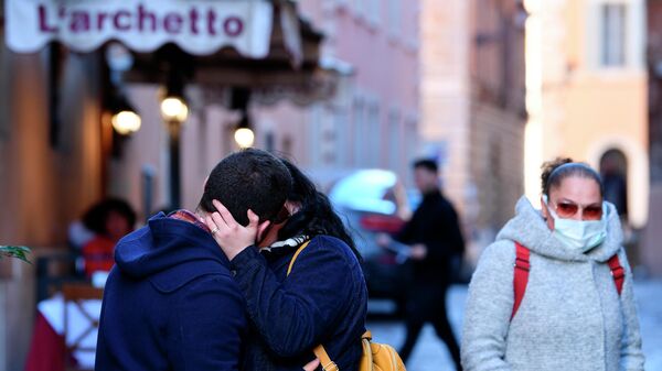Целующаяся пара на улице в Риме во время во время эпидемии коронавируса