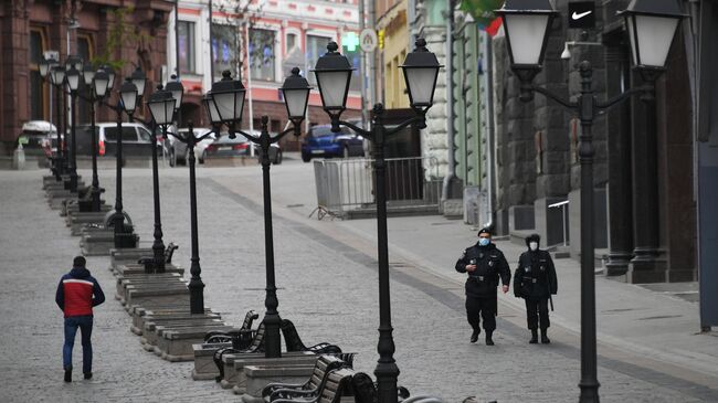 Сотрудники полиции на улице Кузнецкий мост в Москве в дни действия режима повышенной готовности из-за коронавируса 2019-n-CoV