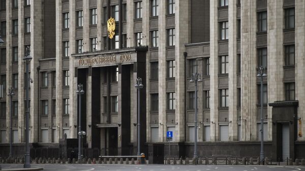У здания Государственной думы России в Москве в дни действия режима повышенной готовности из-за коронавируса 2019-n-CoV.