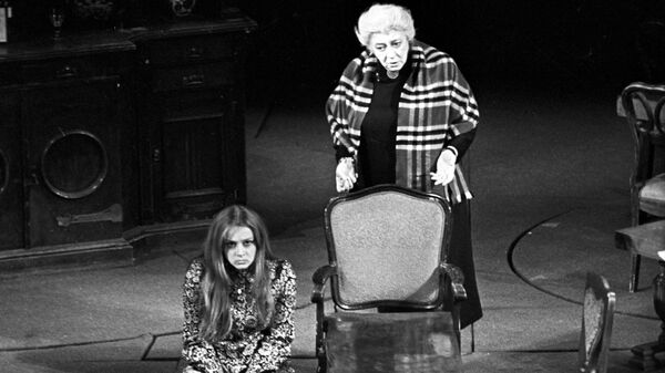 Маргарита Терехова в роли Люси (слева) и Фаина Раневская в роли Роды в сцене из спектакля Дальше - тишина. 1970 год
