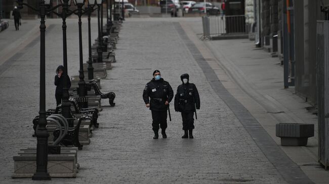 Сотрудники полиции на улице Кузнецкий мост в Москве в дни действия режима повышенной готовности из-за коронавируса 2019-n-CoV