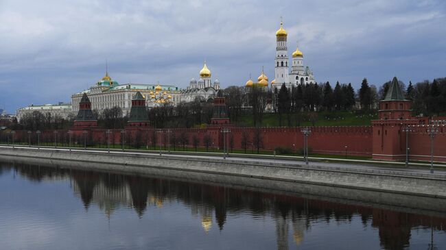 Московский Кремль и пустая Кремлевская набережная