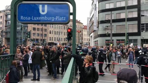 Кадры протестов против карантинных мер в Берлине