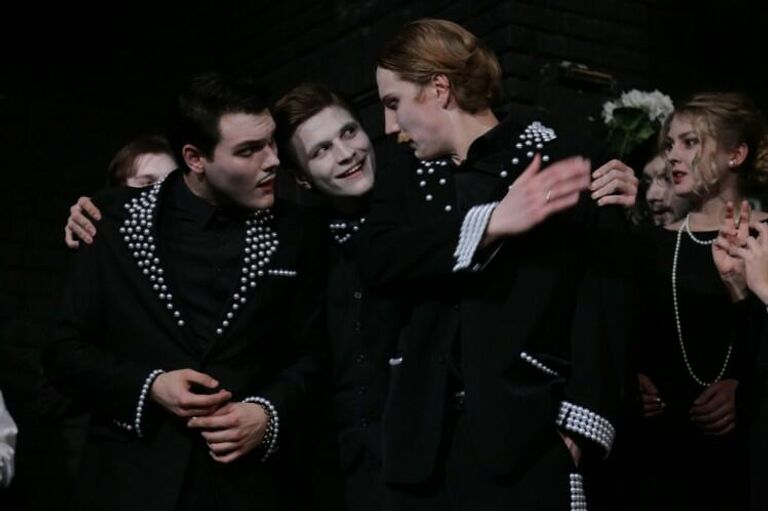 Сцена из спектакля “Чудо Святого Антония” актерско-режиссерской мастерской Леонида Хейфеца ГИТИСе. 