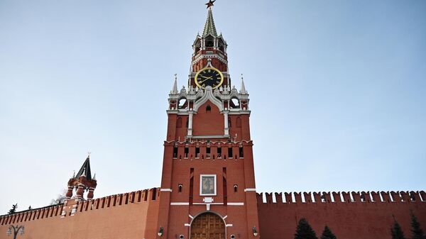 Фроловская башня, ставшая Спасской, и Кока-Кола со свастикой