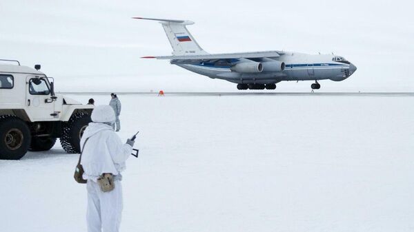 Российские десантники, впервые в истории совершившие прыжок на парашютах с высоты 10 км в условиях Арктики