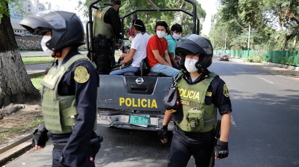 Сотрудники полиции Перу во время мероприятий по противодействию распространению коронавирусной инфекции в Лиме