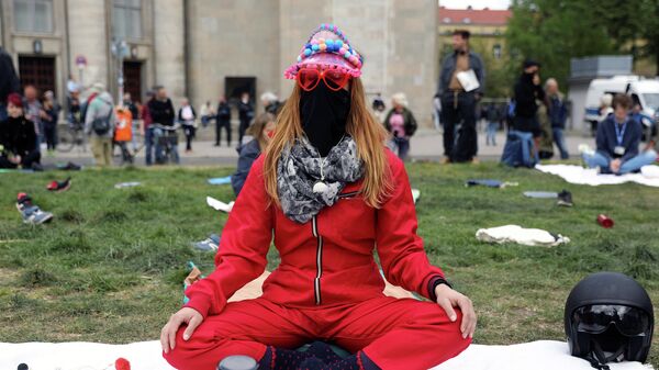  Женщина на акции против введенных карантинных мер в Берлине, Германия