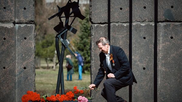 Церемония возложения цветов к памятнику Жертвам радиационных аварий и катастроф в парке Академика Сахарова в Санкт-Петербурге