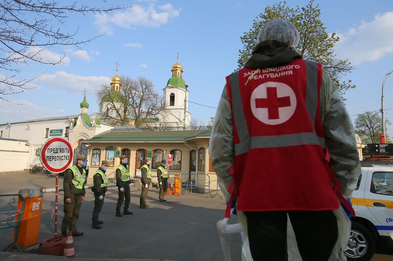 Сотрудники Национальной гвардии Украины и медики у въезда на территорию Киево-Печерской лавры, закрытой на карантин Сотрудники Национальной гвардии Украины и медики у въезда на территорию Киево-Печерской лавры, закрытой на карантин
