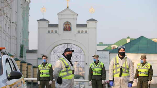 Сотрудники полиции и Национальной гвардии Украины у въезда на территорию Киево-Печерской лавры