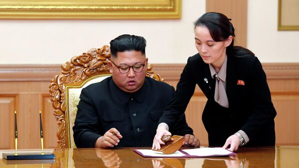 Председатель Государственного совета КНДР Ким Чен Ын и его сестра Ким Е Чен
