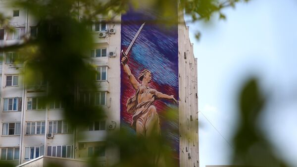 Граффити Родина Мать на фасаде жилого дома, посвященное 75-й годовщине победы в Великой Отечественной войне, в Новороссийске