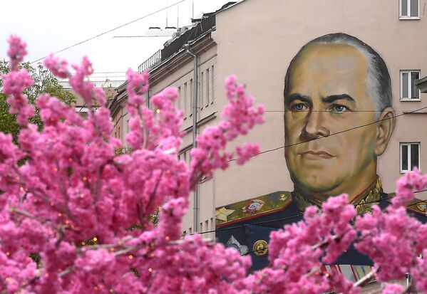 Граффити с изображением маршала Георгия Жукова на улице Старый Арбат в Москве