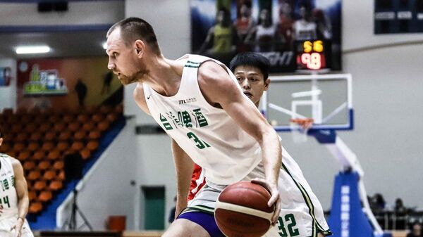Украинский баскетболист Игорь Зайцев в игре за тайваньскую команду Taiwan Beer