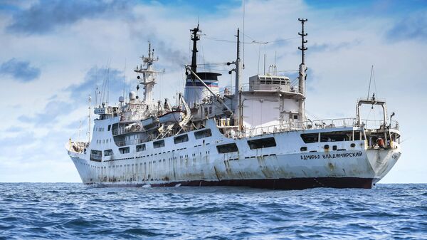 Исследовательское судно Адмирал Владимирский в Индийском океане